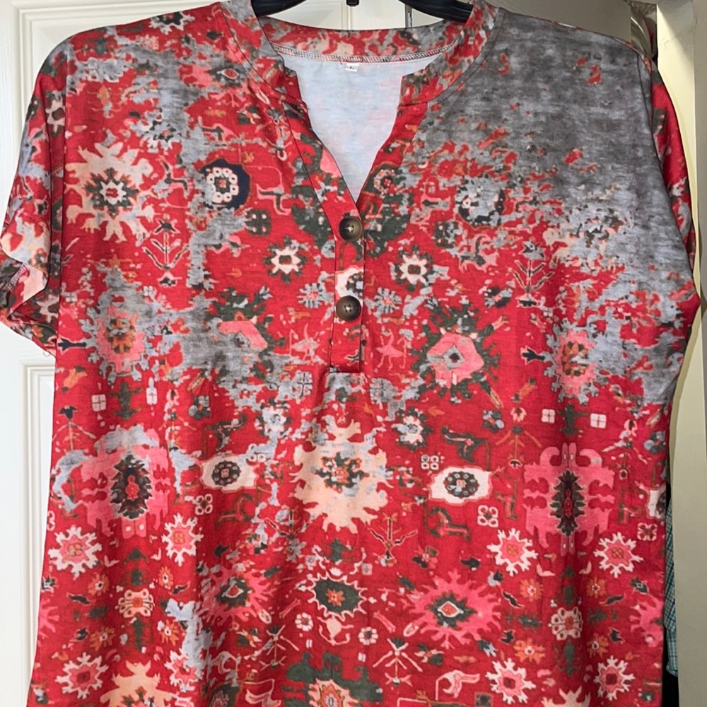 Short sleeve neck blouse with 2 buttons